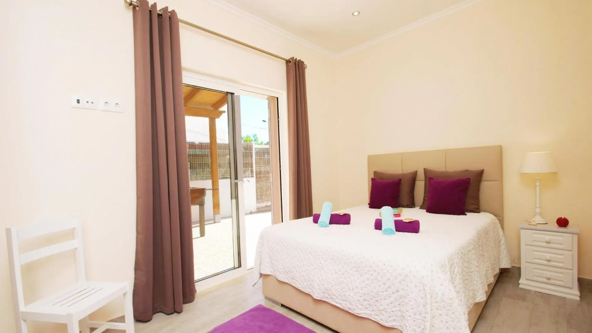 Oustanding Villa With Heatable Pool , Bbq & Wifi contacts